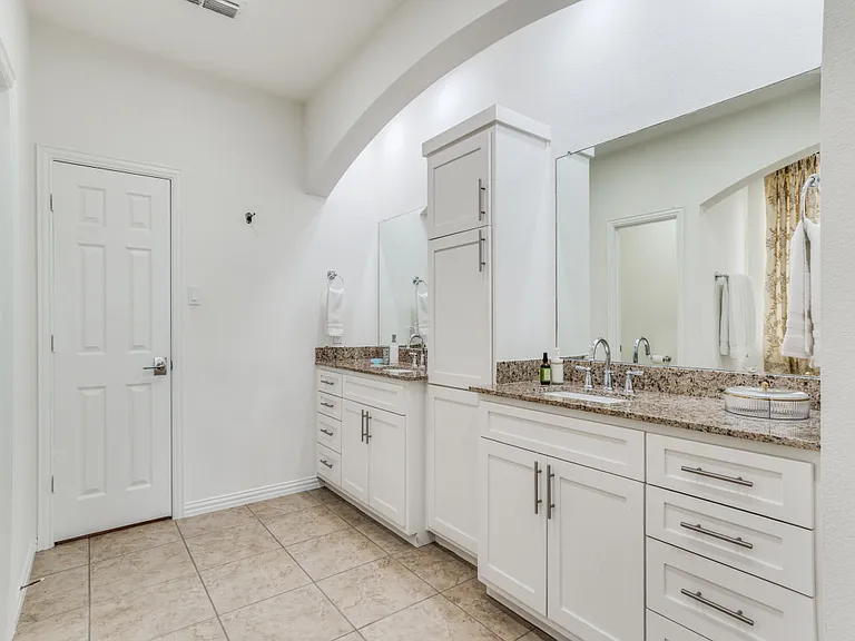 7110 Waterbury Dr — Photo 2