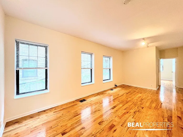 660 W Cornelia Ave #12 — Photo 2