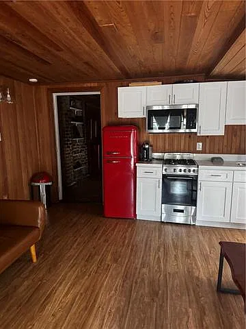 2 bed, 1.0 bath, 1100 sqft, $1,600 — Photo 2