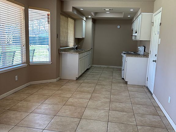3rd image of 7916 Shannon Ln