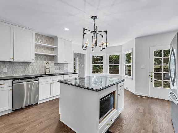 4th image of 111 Lois Ln