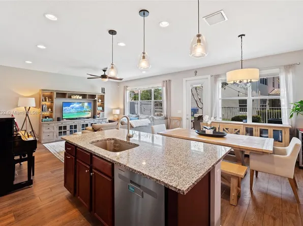 915 Banyan Dr, Hollywood, FL 33021