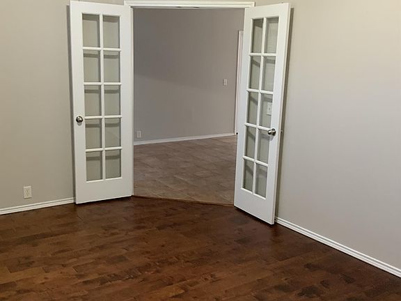 3rd image of 3626 English Oak Dr