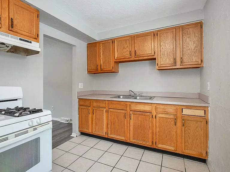 23755 Banbury Cir #10 — Photo 4