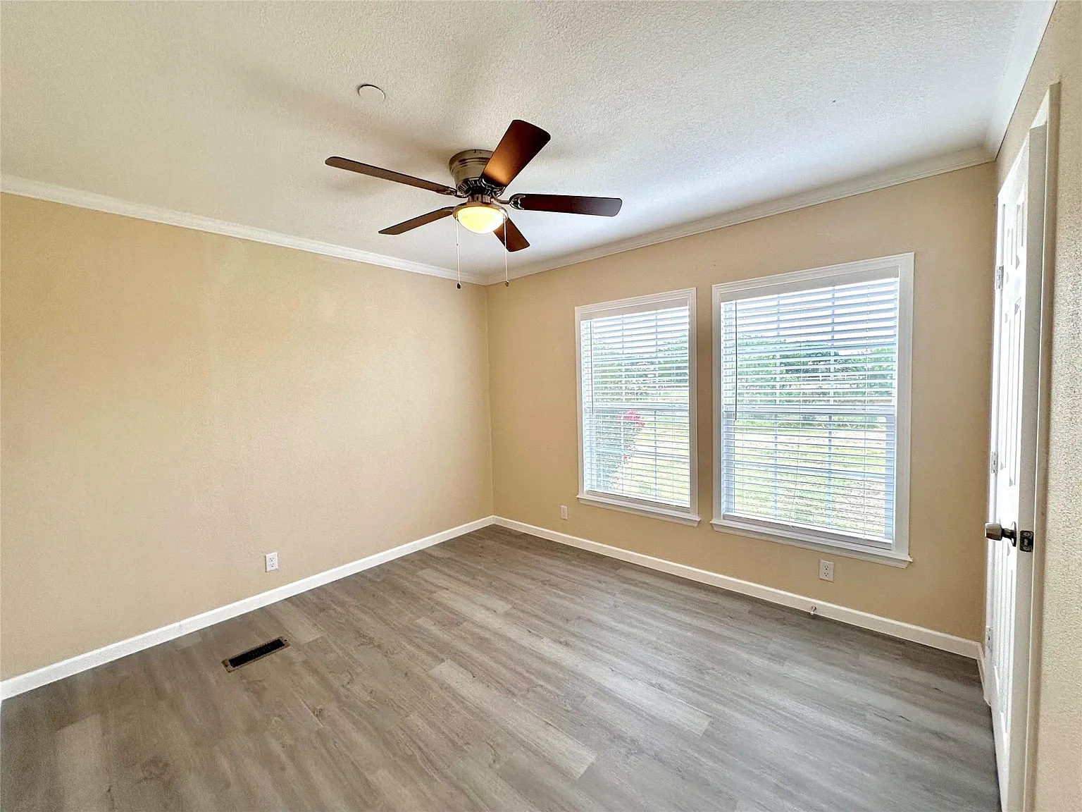 6 bed, 2216 sqft, $2,800 — Photo 3