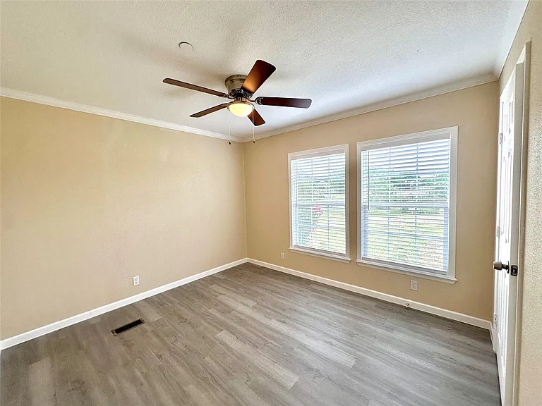 831 Country Club Rd — Photo 3