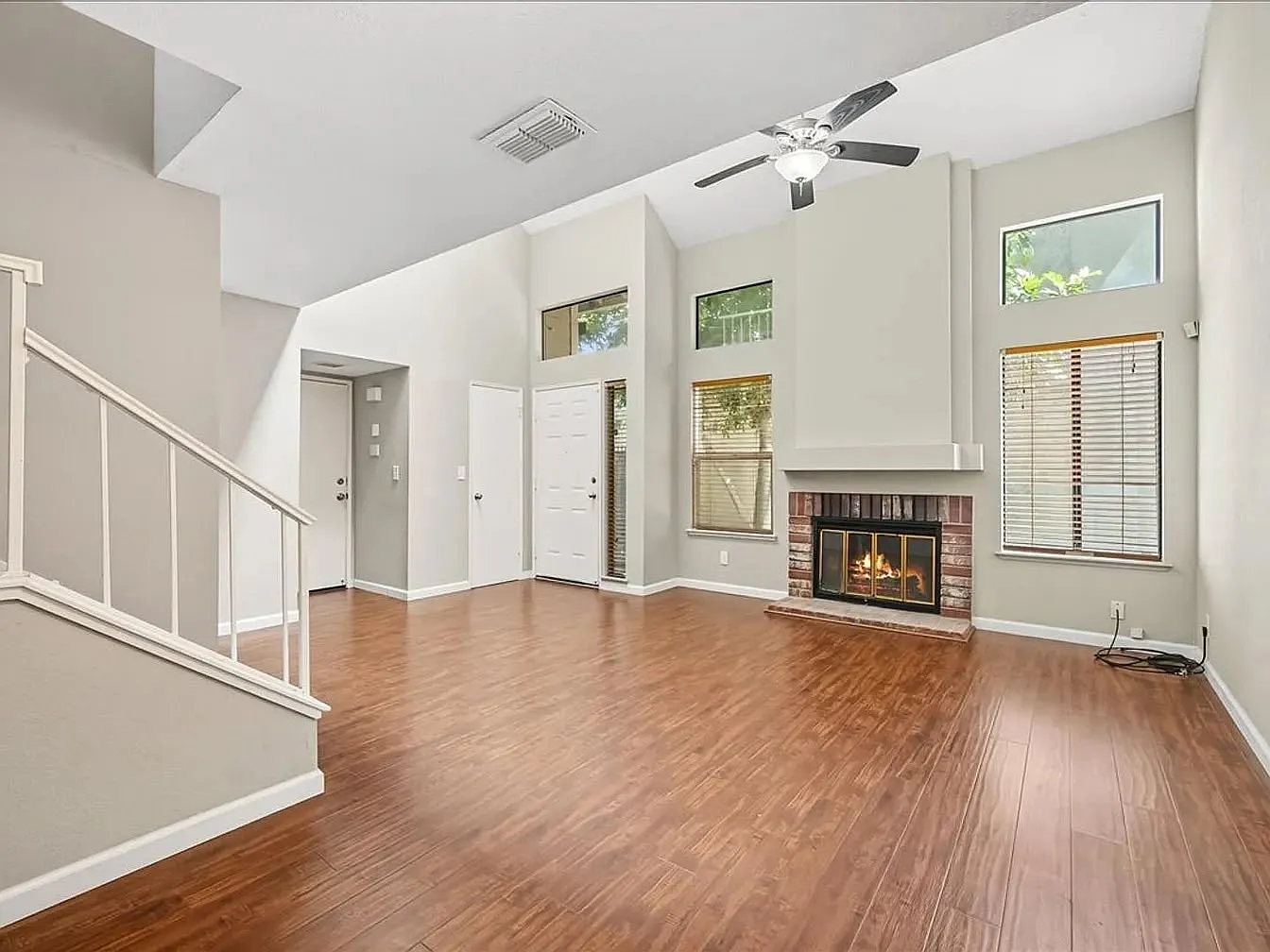 3 bed, 1328 sqft, $2,677 — Photo 3
