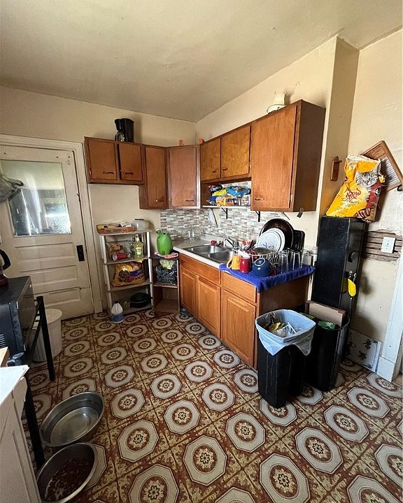 2nd image of 232 Notre Dame Ave