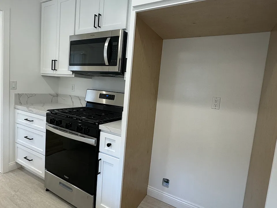 1808 Grevelia St #1808