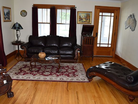 3rd image of 297 Fair St