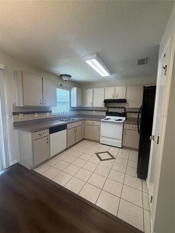 3 bed, 2.0 bath, 1320 sqft, $1,600 — Photo 3