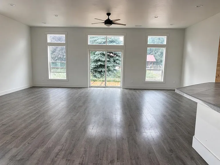 1043 Potts Dr — Photo 5