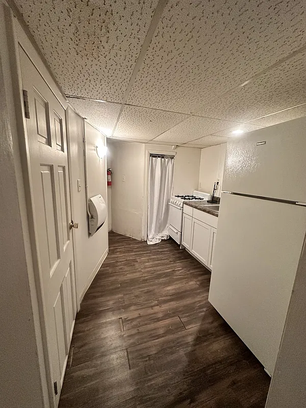 Studio, 1.0 bath, 400 sqft, $650 — Photo 4