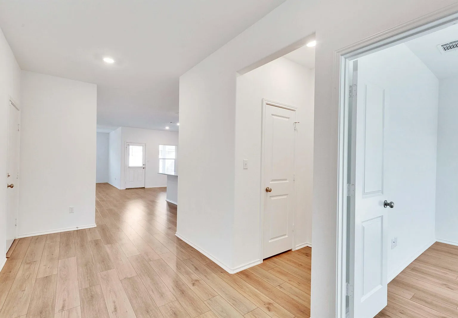 4 bed, 2.5 bath, 2543 sqft, $2,400 — Photo 3