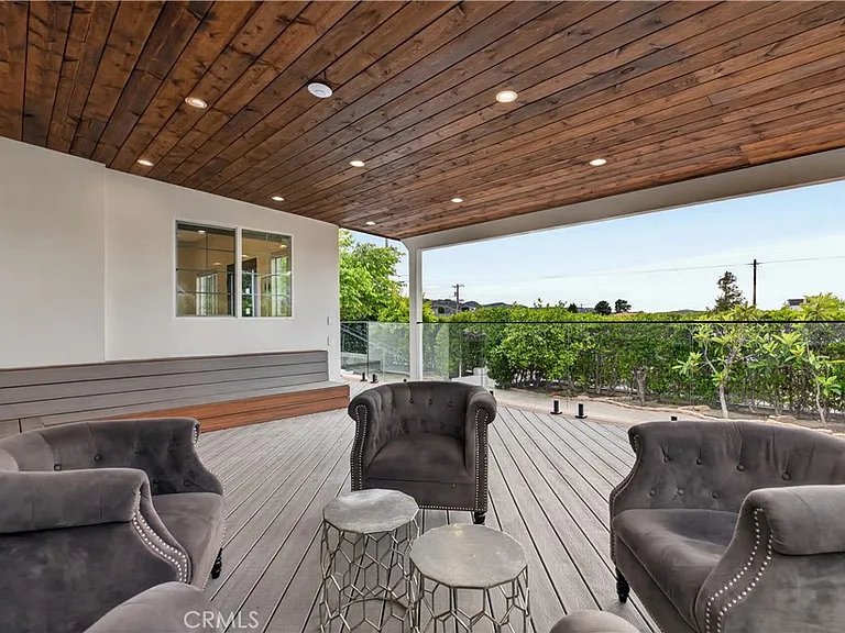 10510 Helendale Ave — Photo 2