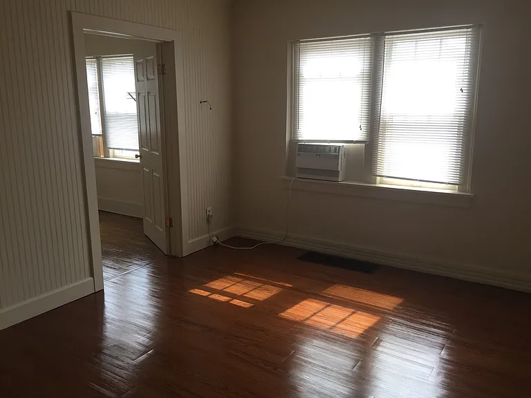 1152 E Elm St — Photo 5