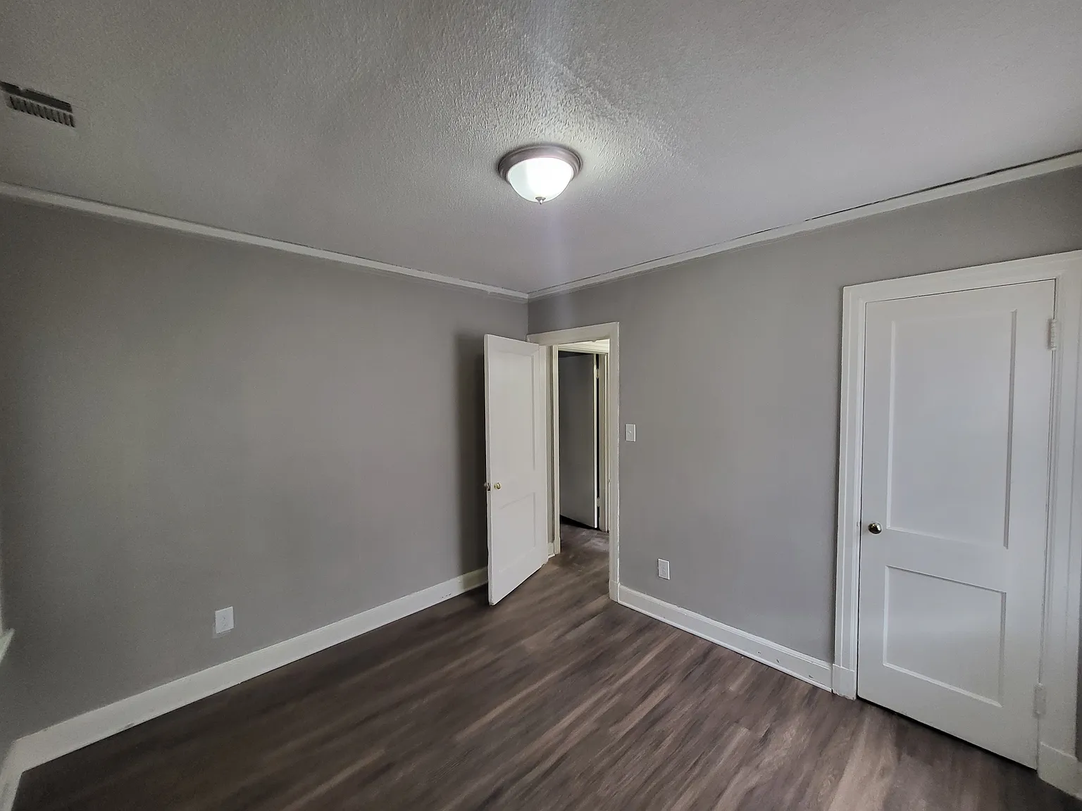 Coming Soon! Beautiful 2 Bedroom, 1 Bathroom Duplex Home! — Photo 4
