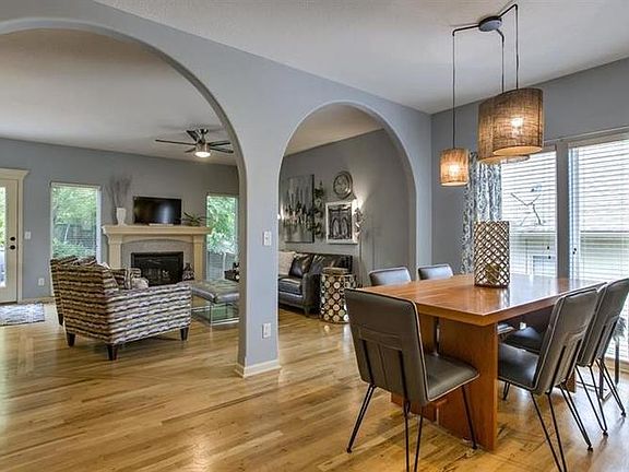 3rd image of 405 NW Fox Hollow Ln