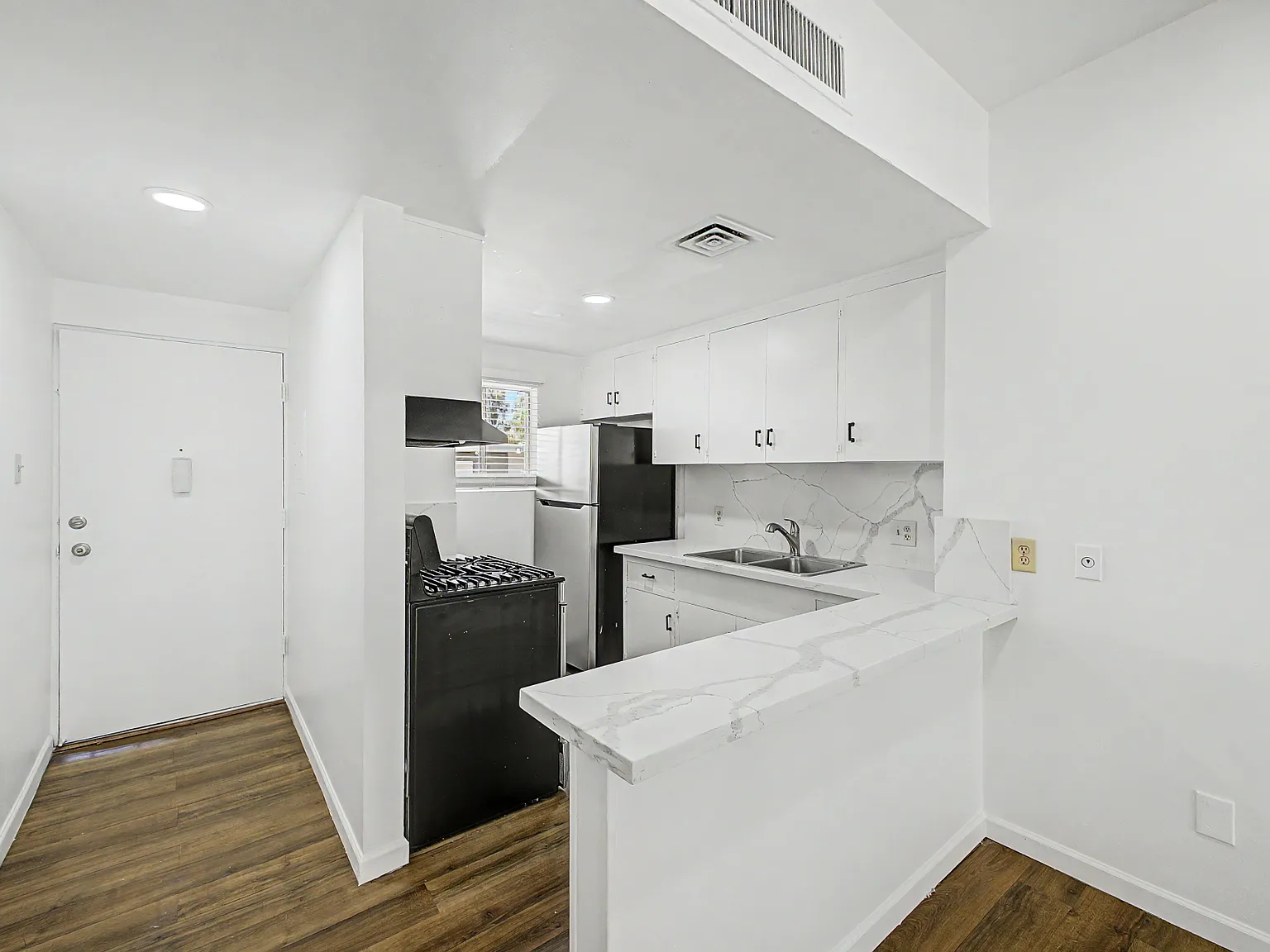 2 bed, 820 sqft, $2,100 — Photo 4