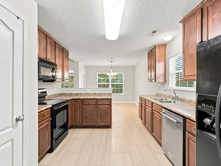 161 Alderwood Dr — Photo 3