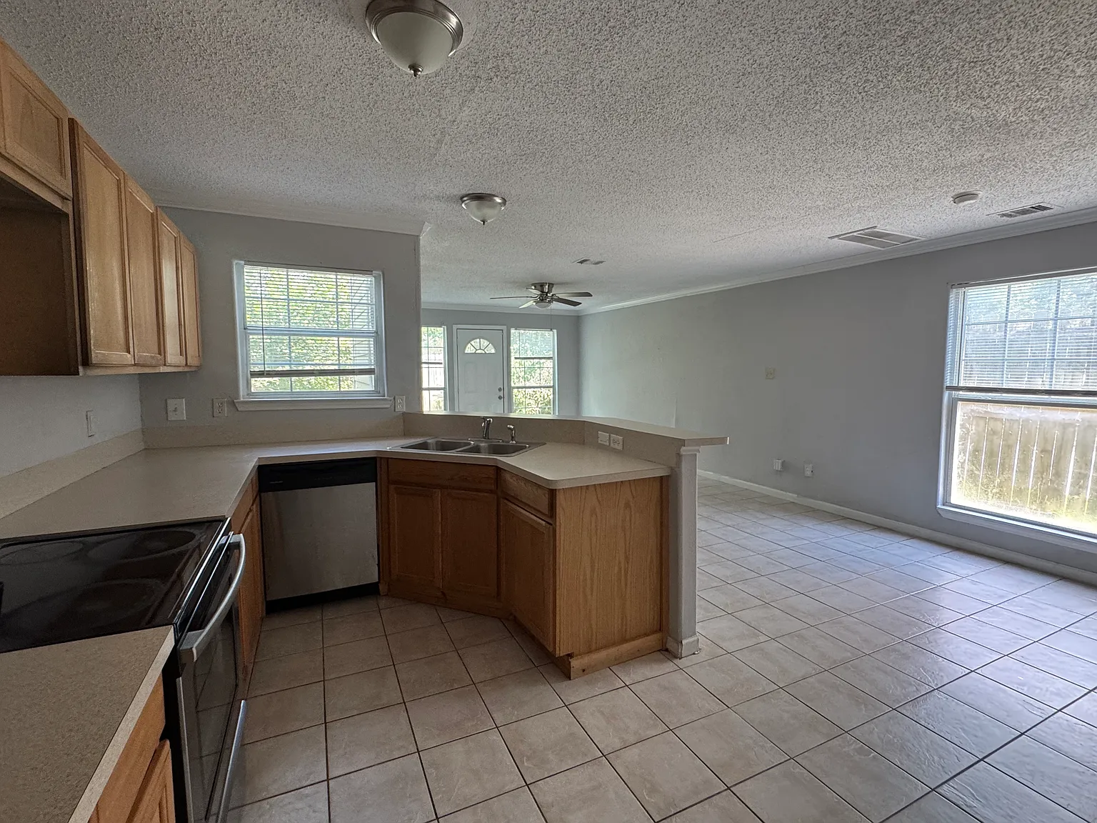 3 bed, 2.5 bath, 1676 sqft, $1,730 — Photo 2