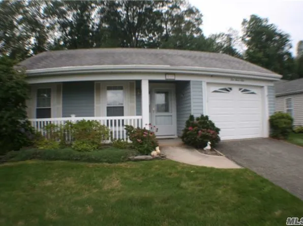 539 Stratford Ln, Ridge, NY 11961