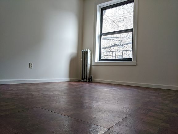 3rd image of 2301 Creston Ave #B1