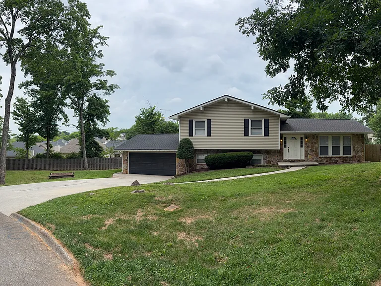 1101 Burning Tree Ln — Photo 2
