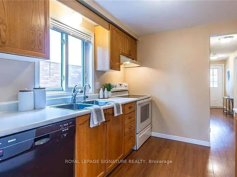 426 Downsview Pl — Photo 3