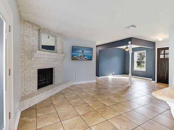 3rd image of 3305 Cliffside Dr