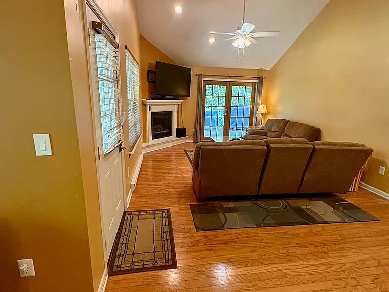 1219 Chipmunk Ln — Photo 7