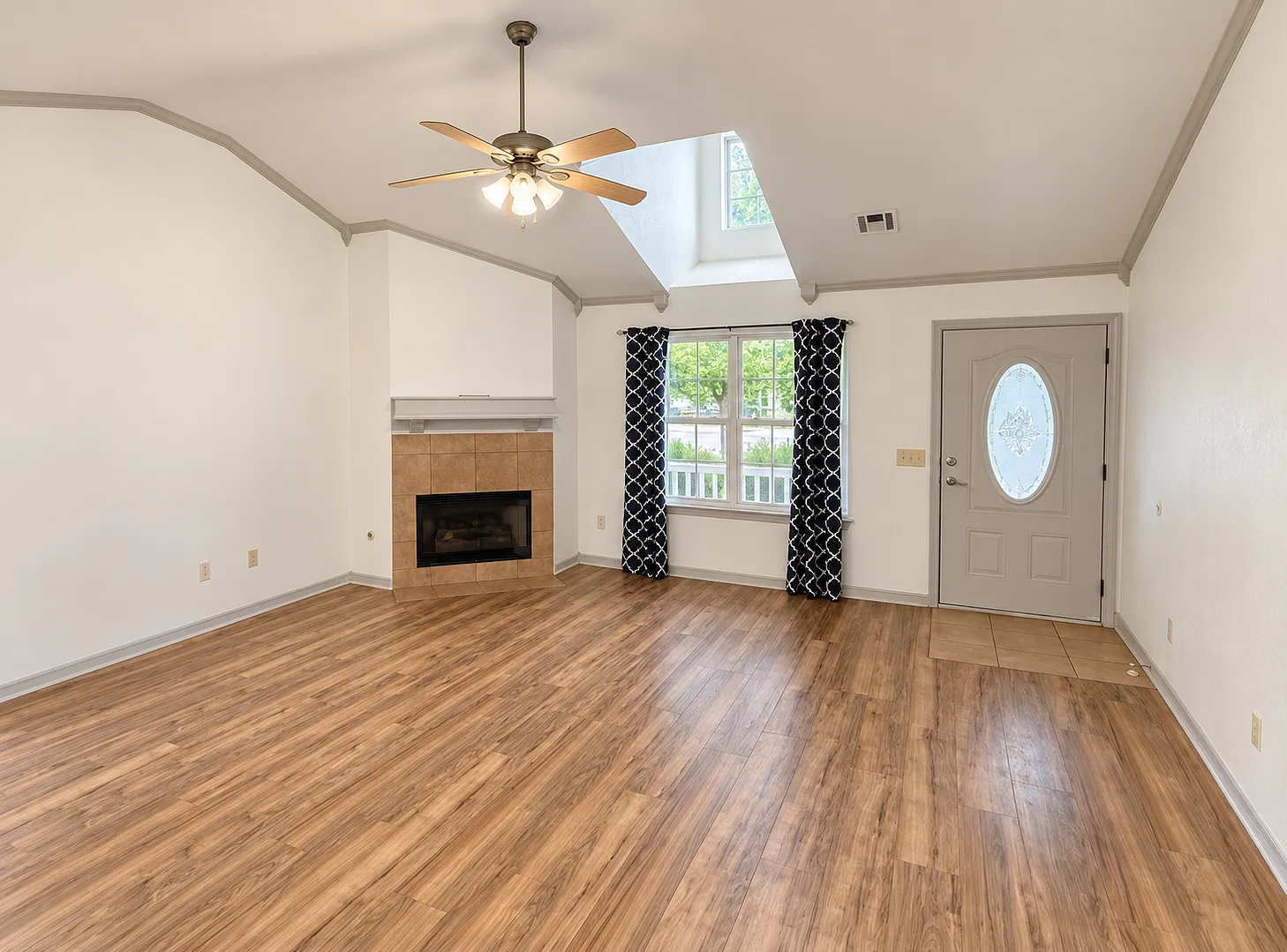 3 bed, 1206 sqft, $1,750 — Photo 2