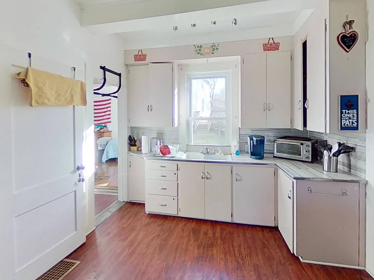 4 bed, 1.5 bath, $2,800 — Photo 2