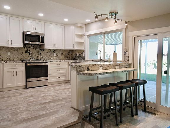 5th image of 1043 Gardenia Way