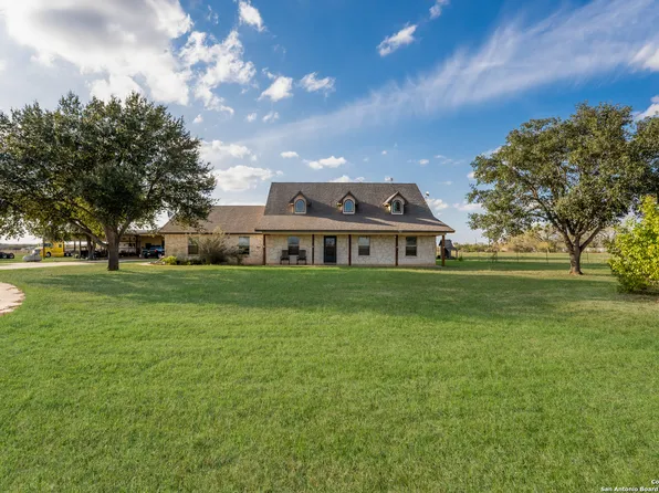800 County Road 125, Elmendorf, TX 78112
