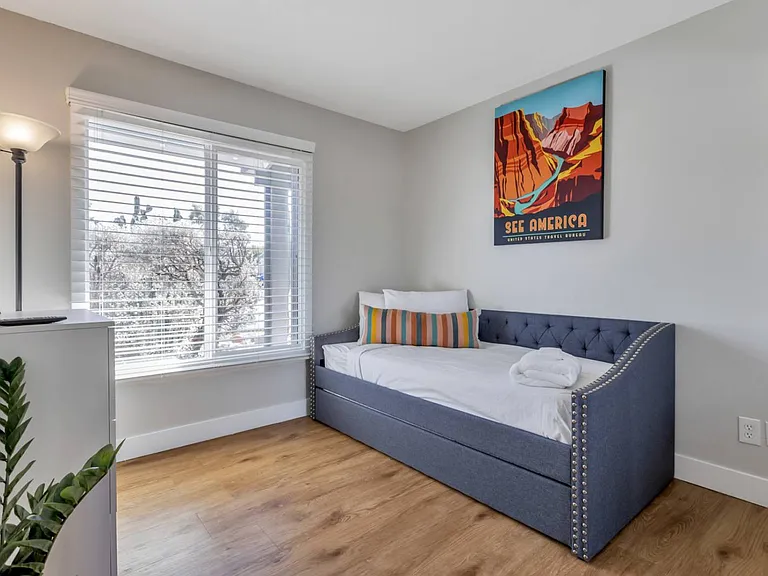 2124 E Hillery Dr — Photo 16