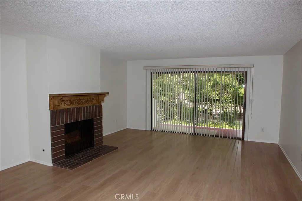3 bed, 2.5 bath, 1974 sqft, $4,700 — Photo 3