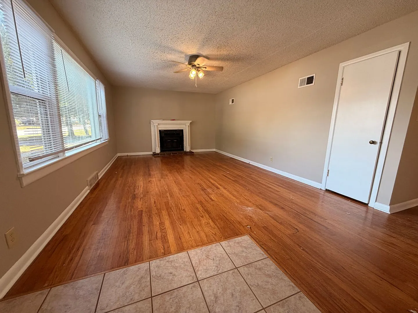 2 Bed / 1 Bath House w/ garage and fenced in backyard. — Photo 2