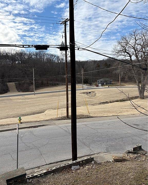 2nd image of 637 N Main St