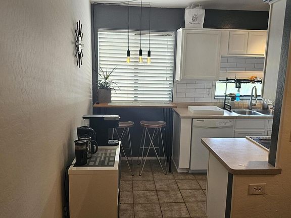 4th image of 3301 E EARLL Drive #207