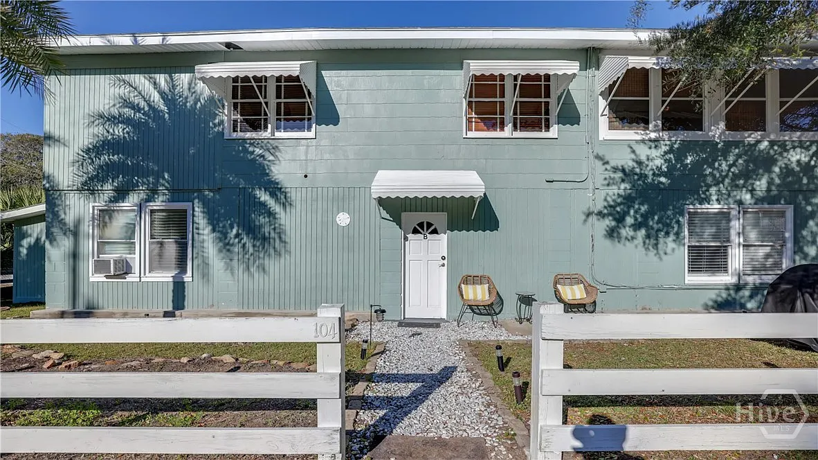 3 bed, 1.0 bath, 1559 sqft, $3,200 — Photo 1