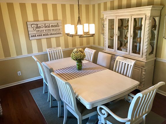 Dining room, crown moulding