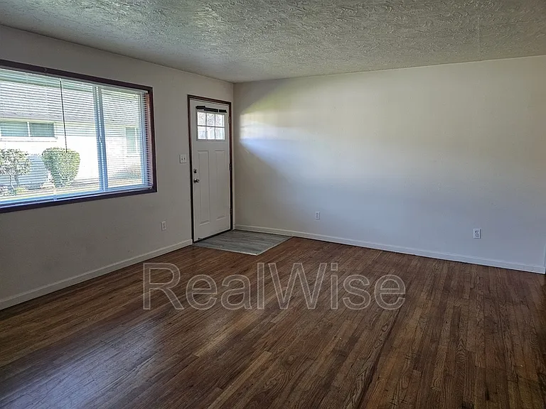 626 NE Anderson St — Photo 4