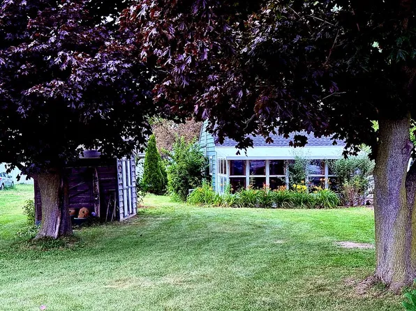 2721 W Lake Rd, Wilson, NY 14172