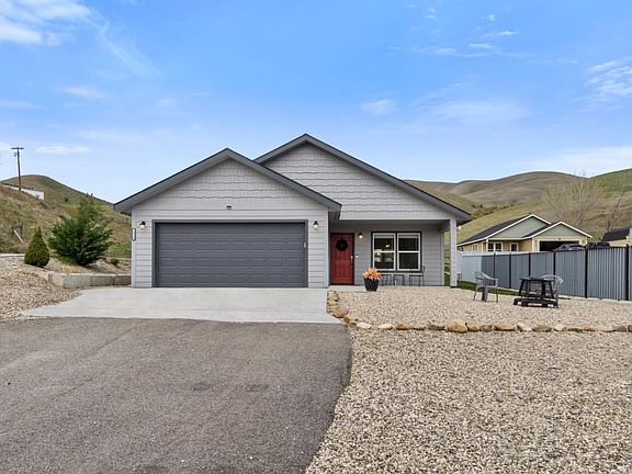 4th image of 109 3rd Street Cir #B