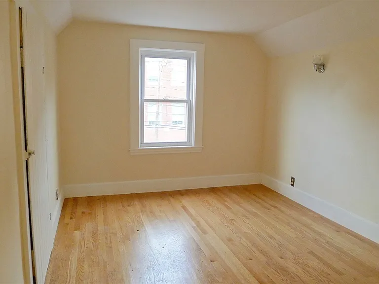 155 Oak St — Photo 9
