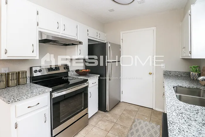 3 bed, 2.0 bath, 1077 sqft, $1,475 — Photo 2