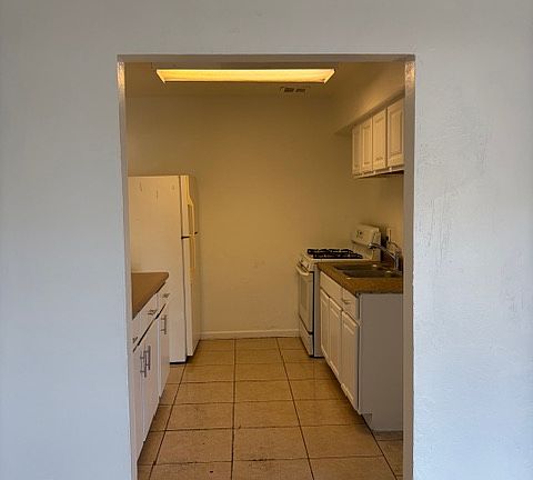 4th image of 803 W 1st St APT C