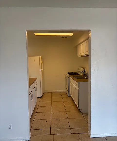 803 W 1st St #A — Photo 7