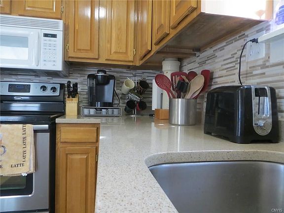 5th image of 115 Potter Ave